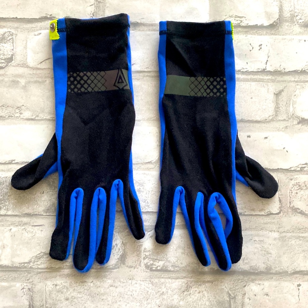 Black/Blue Ivivva running gloves (M/L)